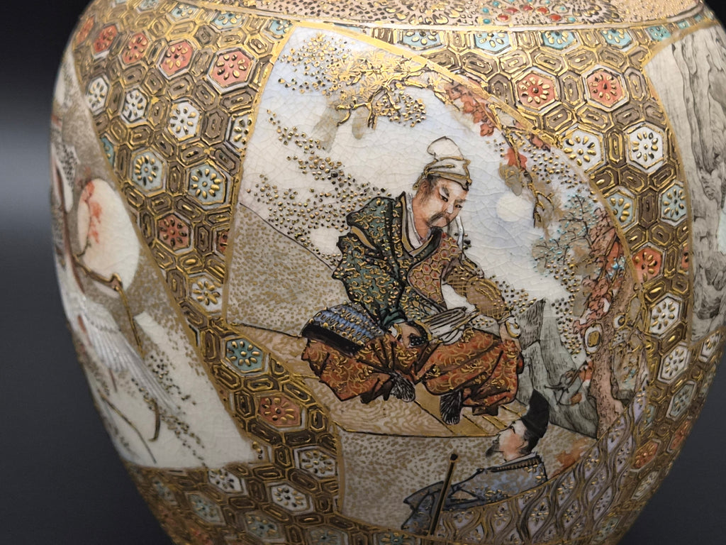 Japanse Satsuma dekselurn met goudbrokaat en cartouches – Meiji-periode (ca. 1890-1910)