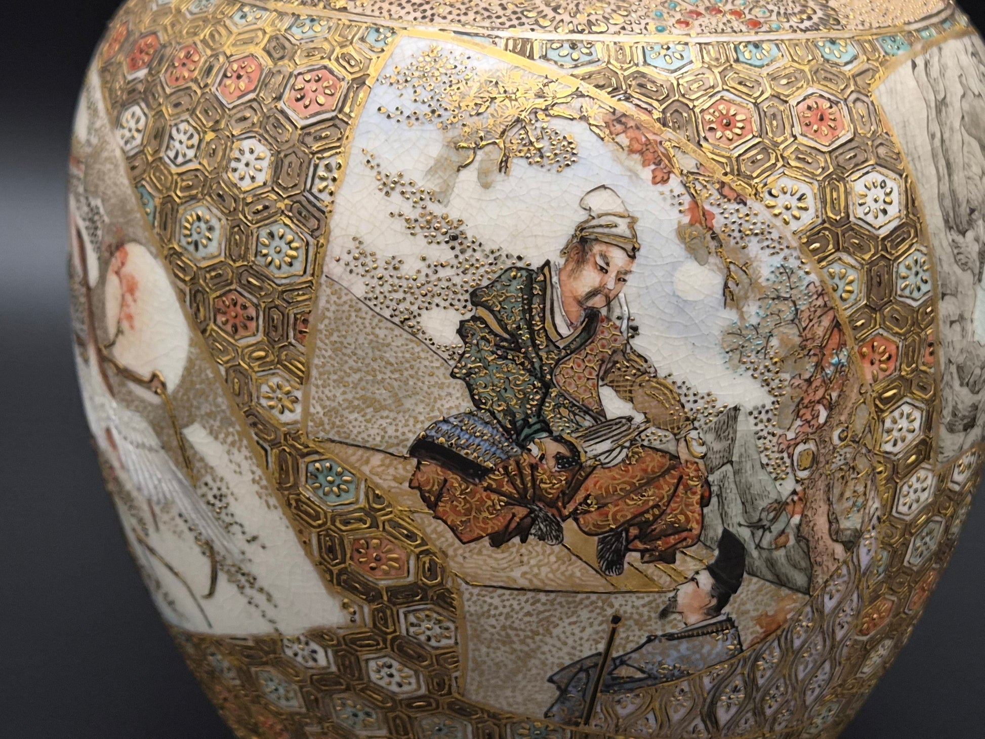 Japanse Satsuma dekselurn met goudbrokaat en cartouches – Meiji-periode (ca. 1890-1910)