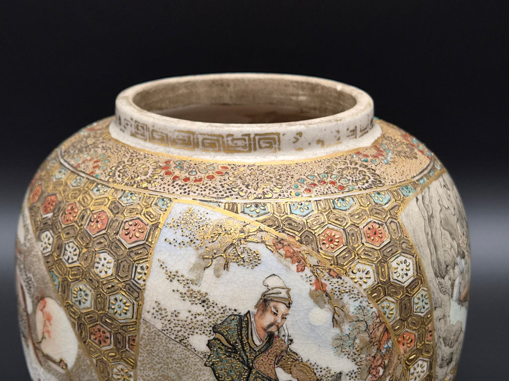 Japanse Satsuma dekselurn met goudbrokaat en cartouches – Meiji-periode (ca. 1890-1910)