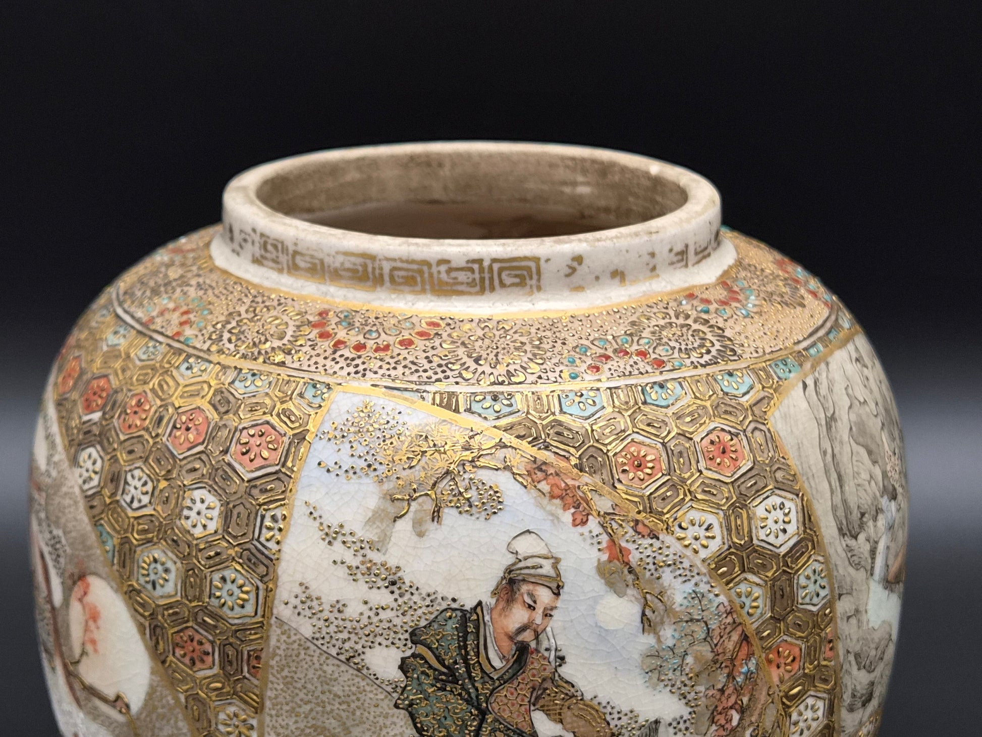 Japanse Satsuma dekselurn met goudbrokaat en cartouches – Meiji-periode (ca. 1890-1910)