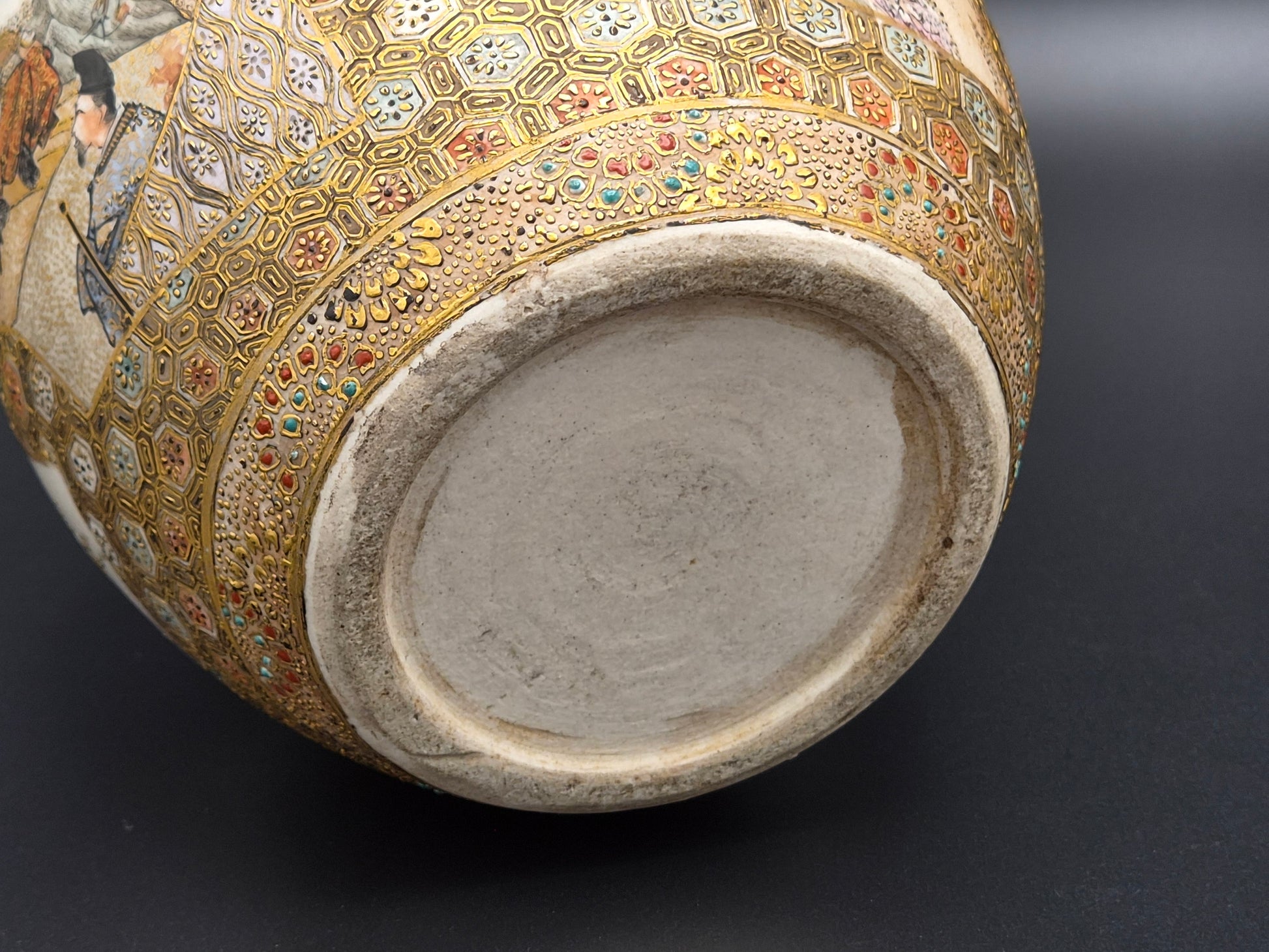 Japanse Satsuma dekselurn met goudbrokaat en cartouches – Meiji-periode (ca. 1890-1910)