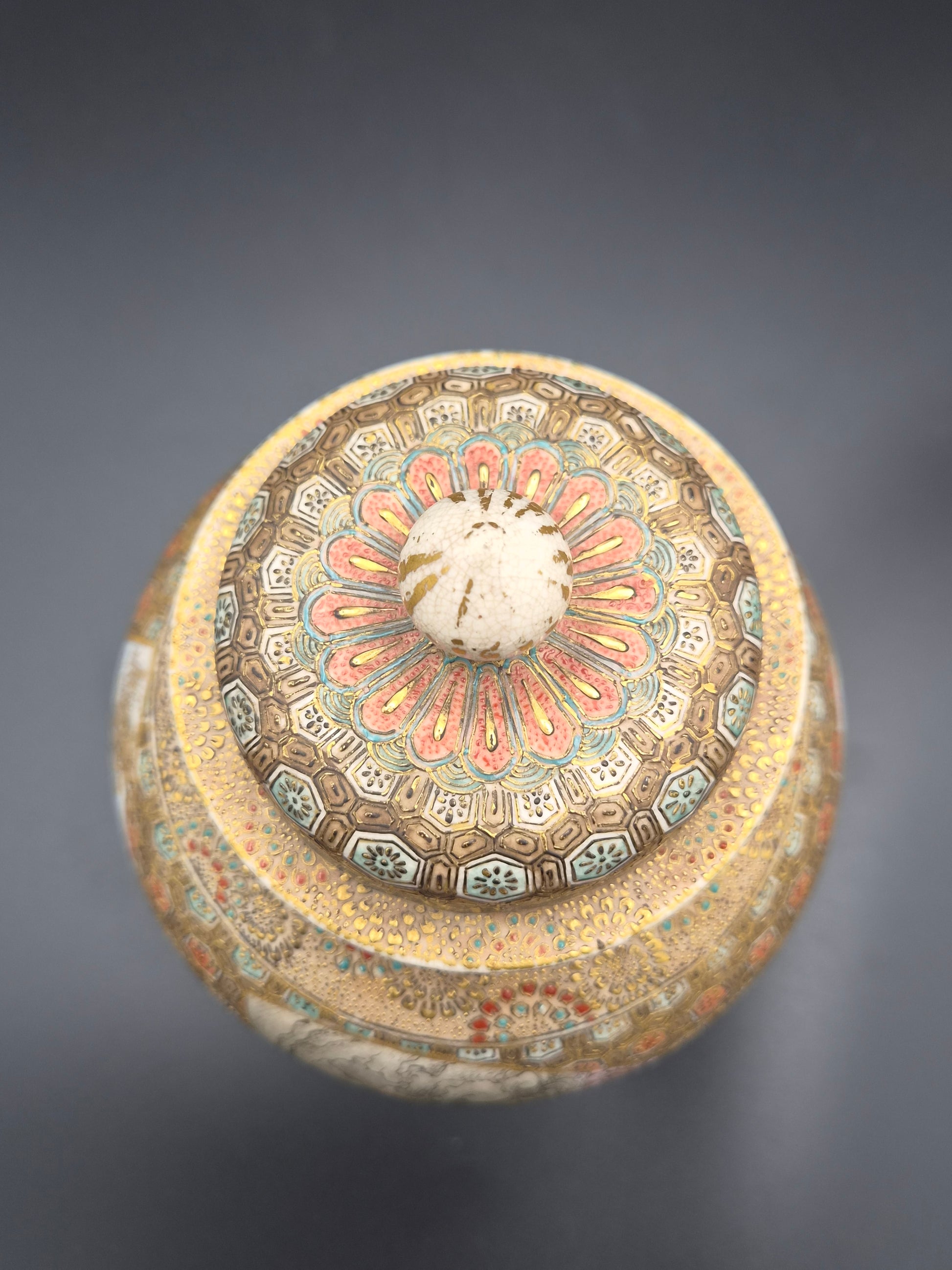 Japanse Satsuma dekselurn met goudbrokaat en cartouches – Meiji-periode (ca. 1890-1910)