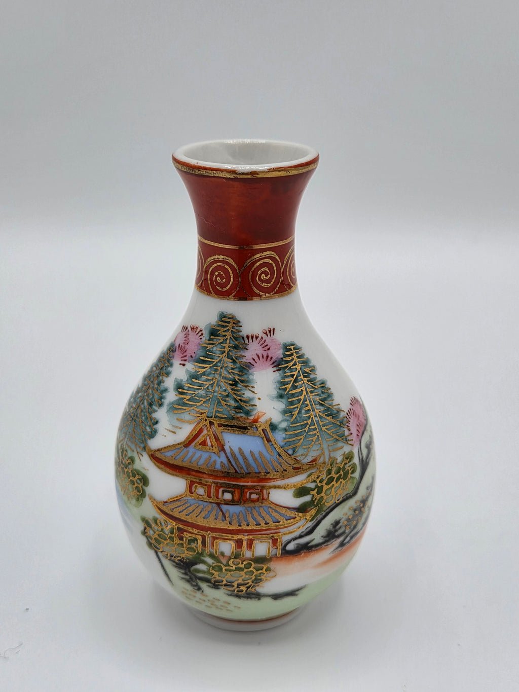 Antieke Japanse Kutani Miniatuurvaas – Handbeschilderd Landschap met Pagode – ca. 1920-1940