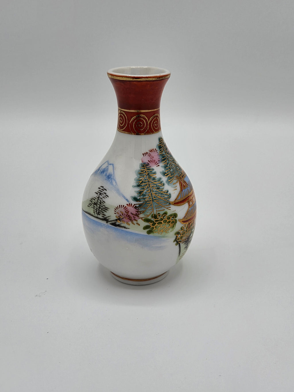 Antieke Japanse Kutani Miniatuurvaas – Handbeschilderd Landschap met Pagode – ca. 1920-1940