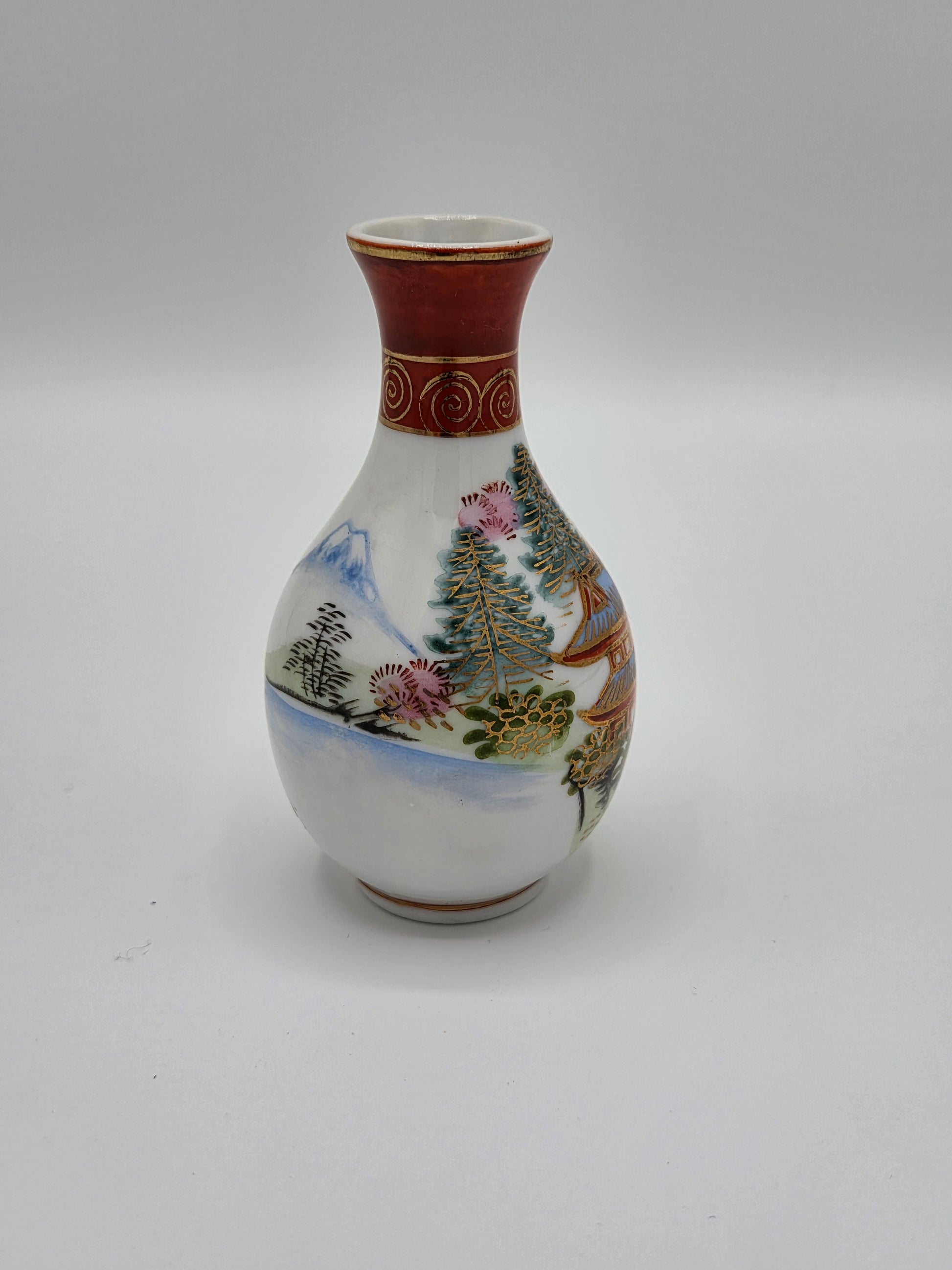 Antieke Japanse Kutani Miniatuurvaas – Handbeschilderd Landschap met Pagode – ca. 1920-1940