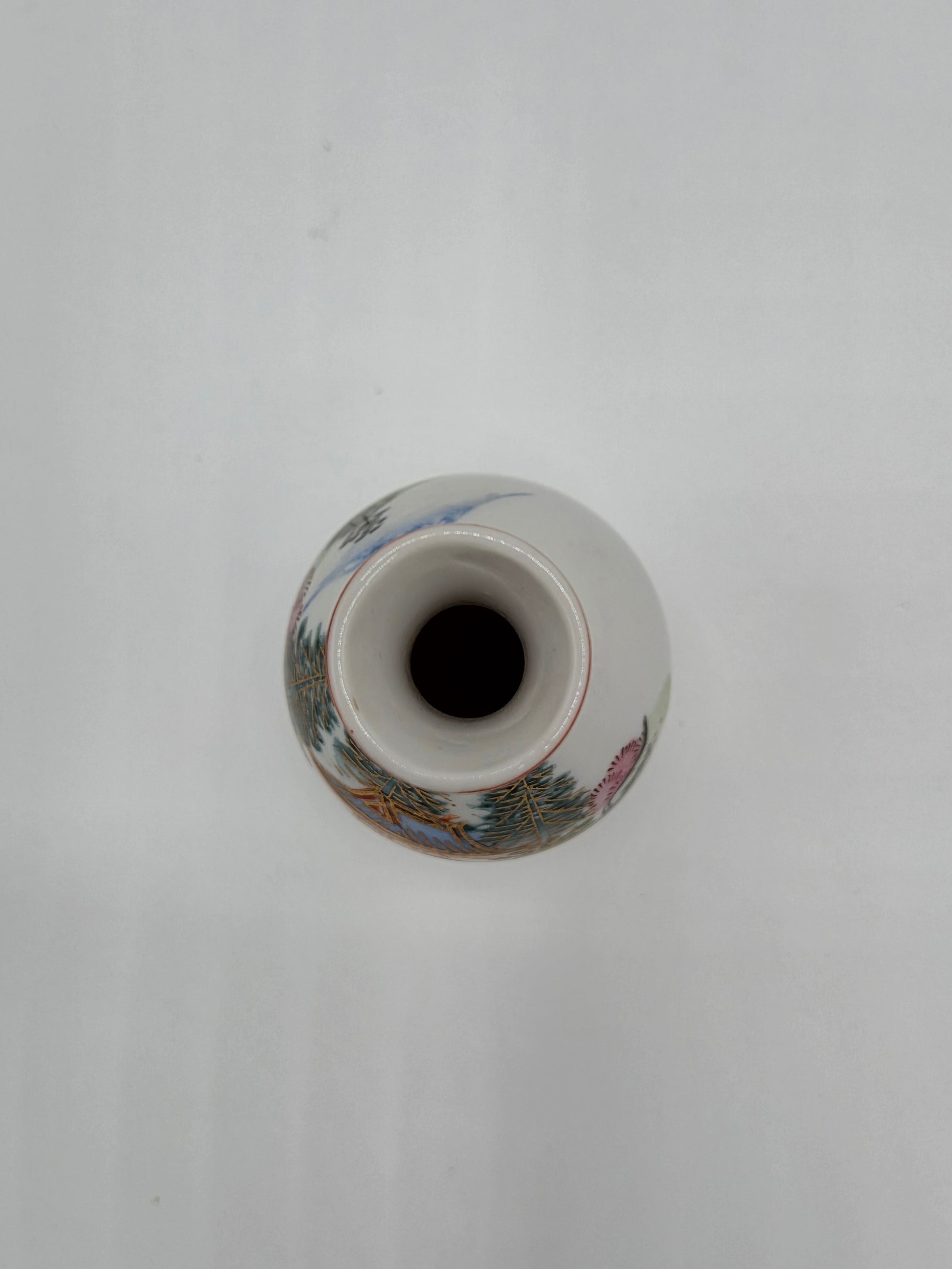 Antieke Japanse Kutani Miniatuurvaas – Handbeschilderd Landschap met Pagode – ca. 1920-1940