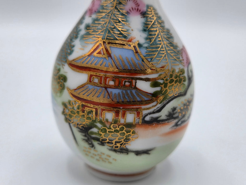 Antieke Japanse Kutani Miniatuurvaas – Handbeschilderd Landschap met Pagode – ca. 1920-1940
