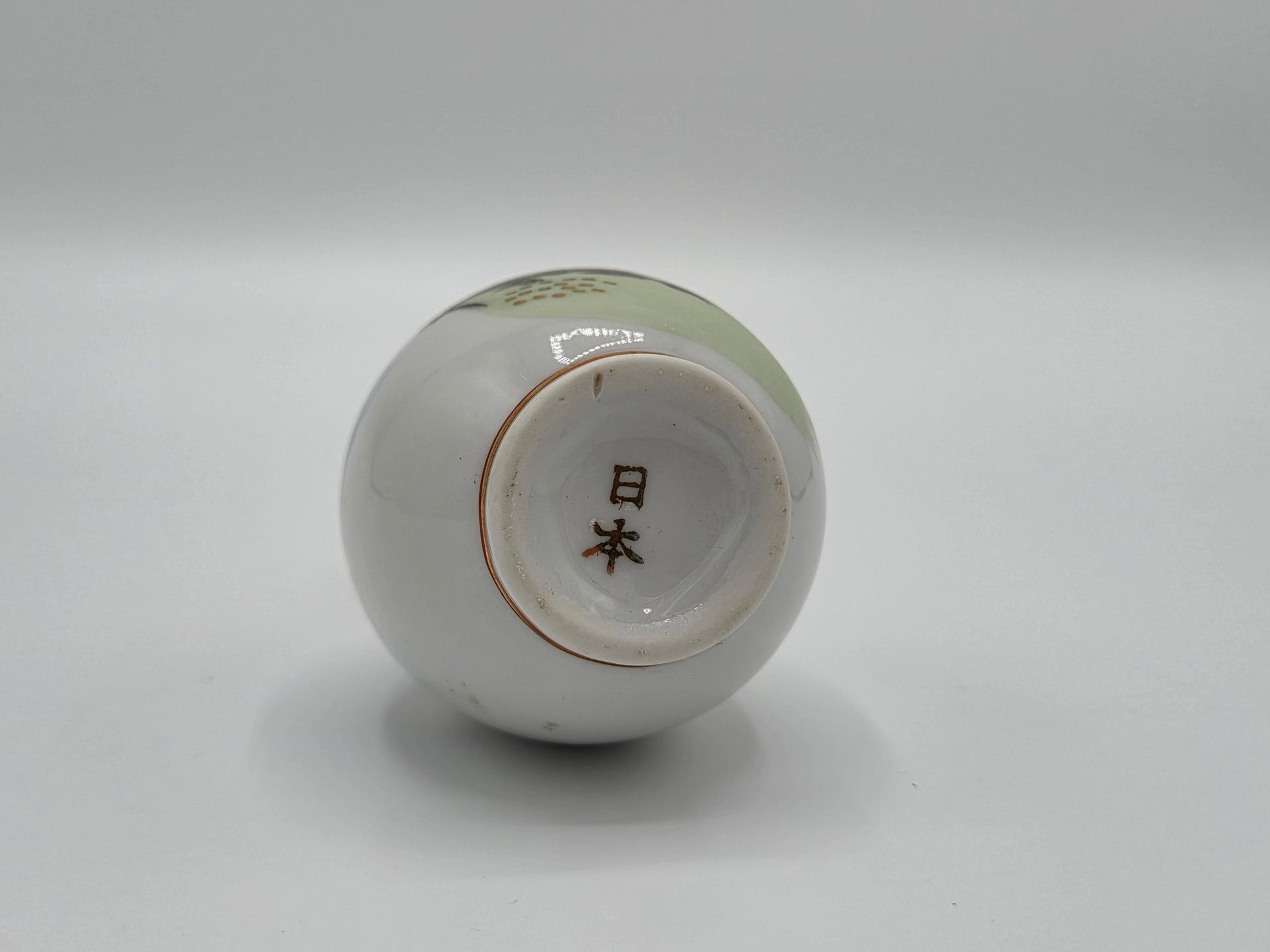Antieke Japanse Kutani Miniatuurvaas – Handbeschilderd Landschap met Pagode – ca. 1920-1940