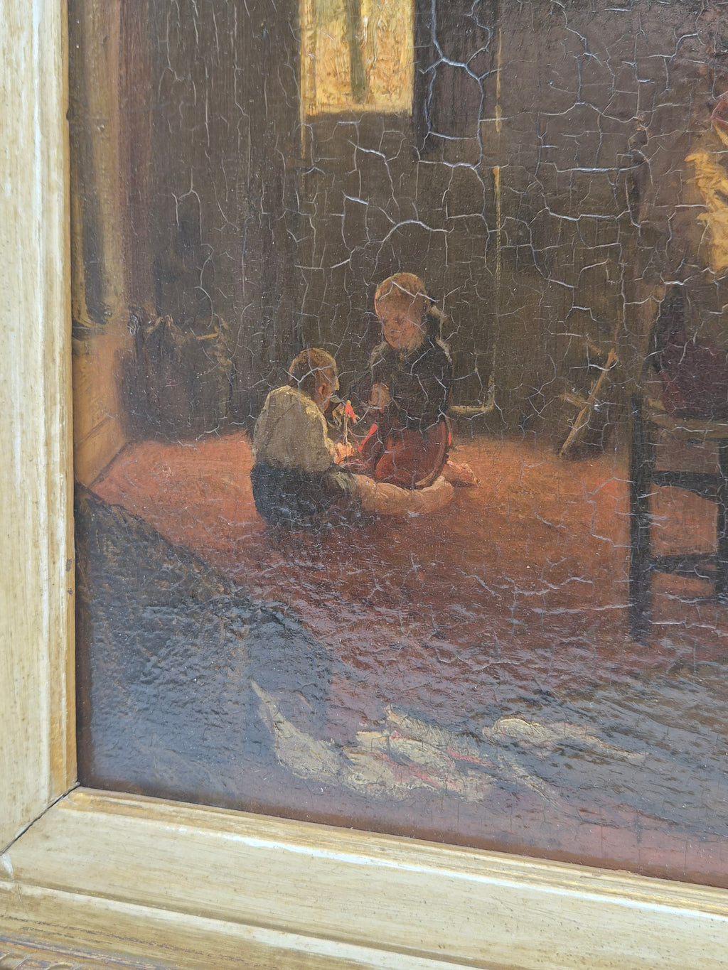 Schilderijdetail met familie aan tafel bij raam, gebarsten verf en houten lijst