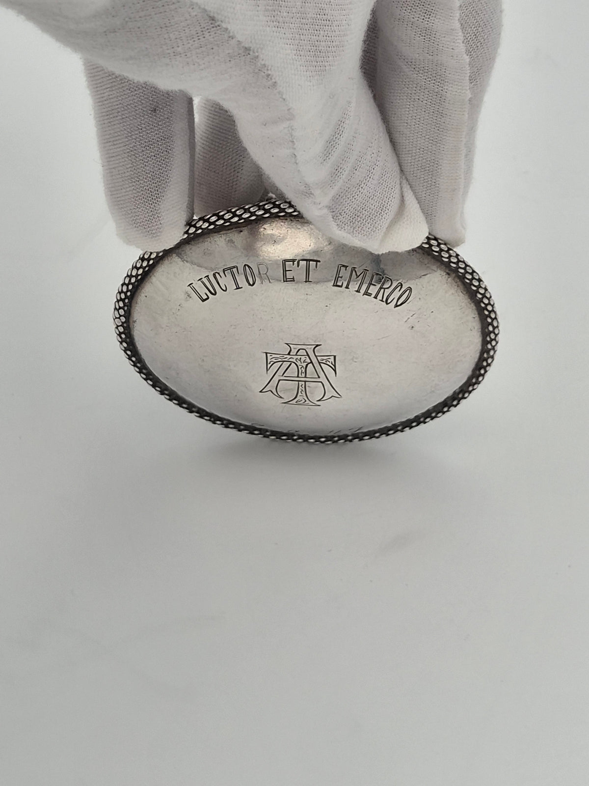 Antiek zilveren dekseldoosje met gegraveerde tekst en monogram op de onderkant
