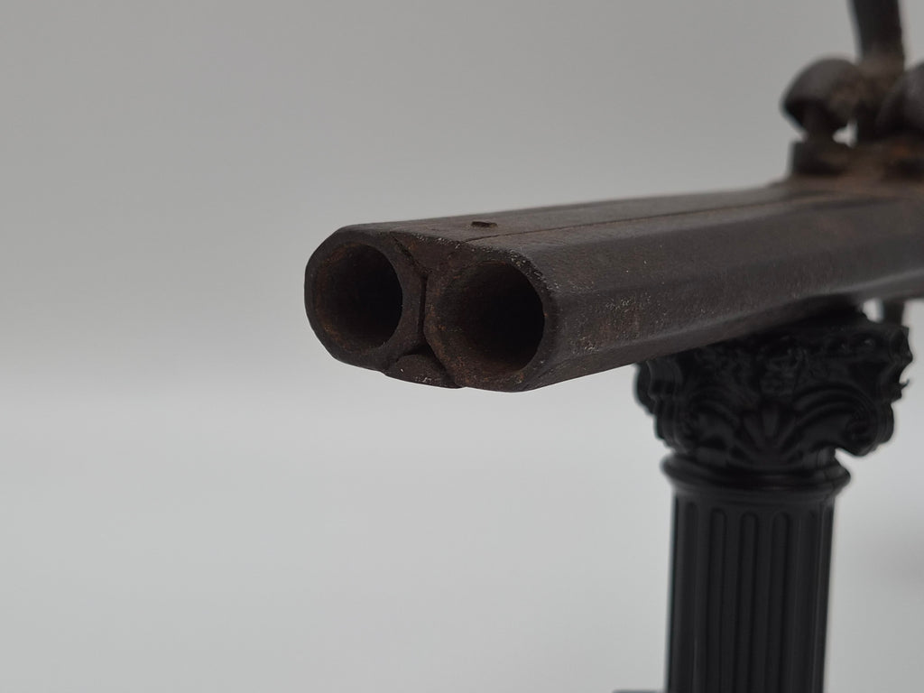Antiek Dubbelloops Percussie Pistool (ca. 1850) in Wandvitrine – Unieke Militaria Wanddecoratie