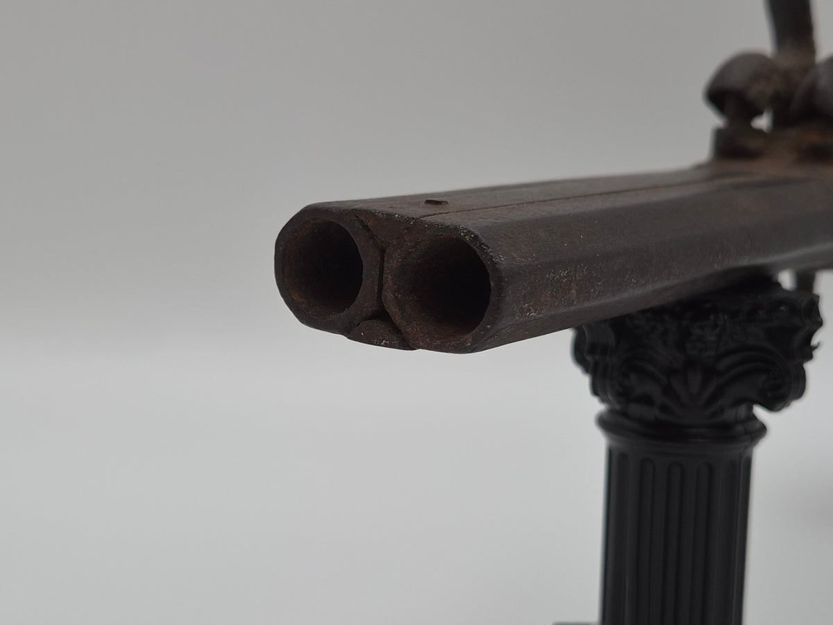 Antiek Dubbelloops Percussie Pistool (ca. 1850) in Wandvitrine – Unieke Militaria Wanddecoratie