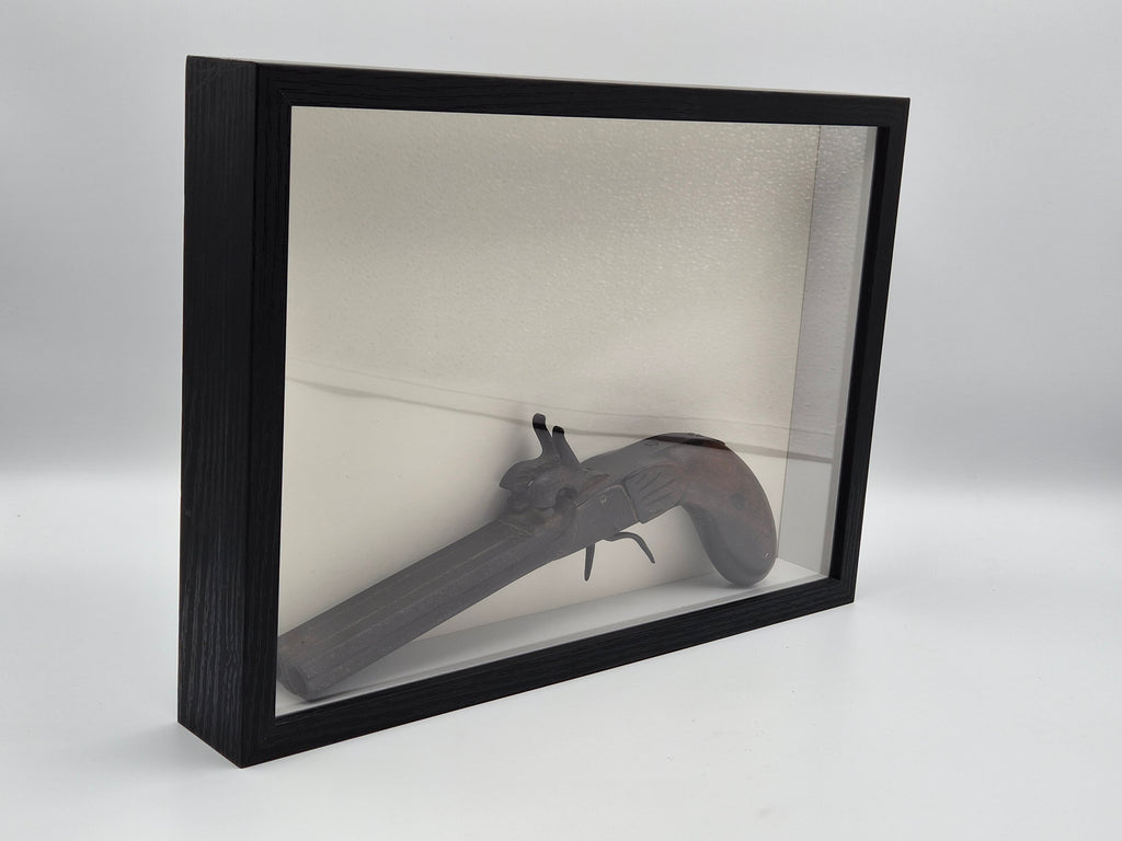 Antiek Dubbelloops Percussie Pistool (ca. 1850) in Wandvitrine – Unieke Militaria Wanddecoratie