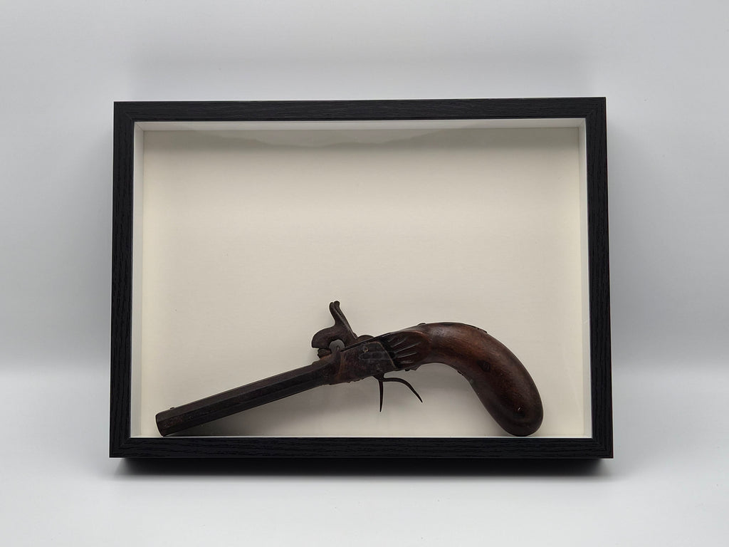 Antiek Dubbelloops Percussie Pistool (ca. 1850) in Wandvitrine – Unieke Militaria Wanddecoratie