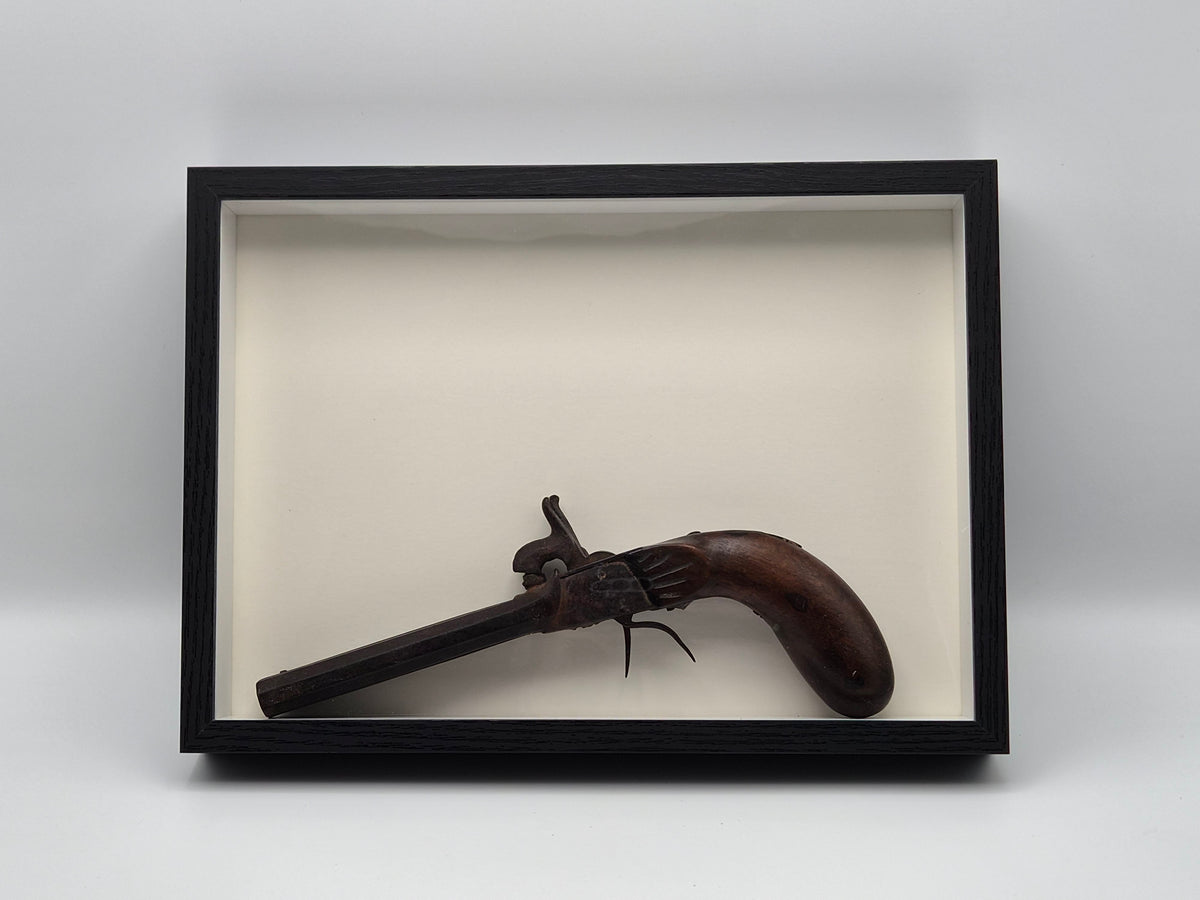 Antiek Dubbelloops Percussie Pistool (ca. 1850) in Wandvitrine – Unieke Militaria Wanddecoratie