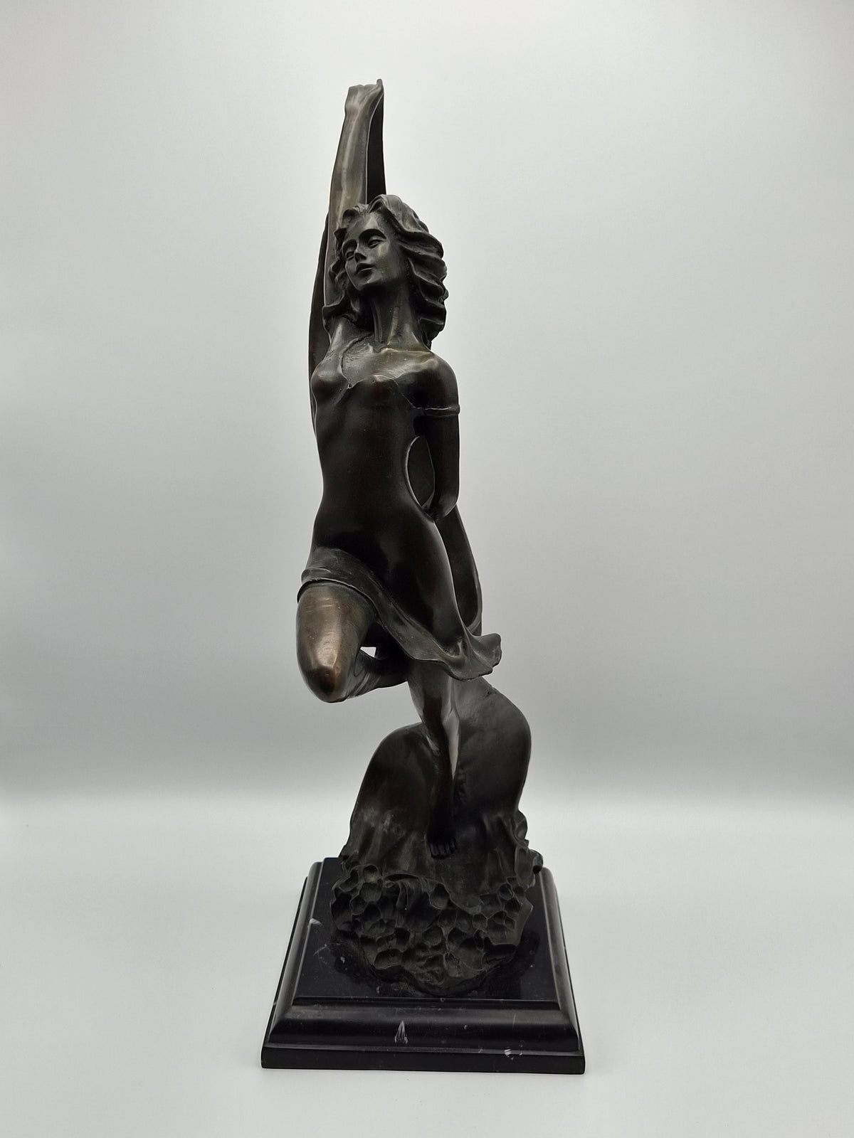 Bronzen Beeld op Zwart Marmer - Dame met Sjaal - 45 cm