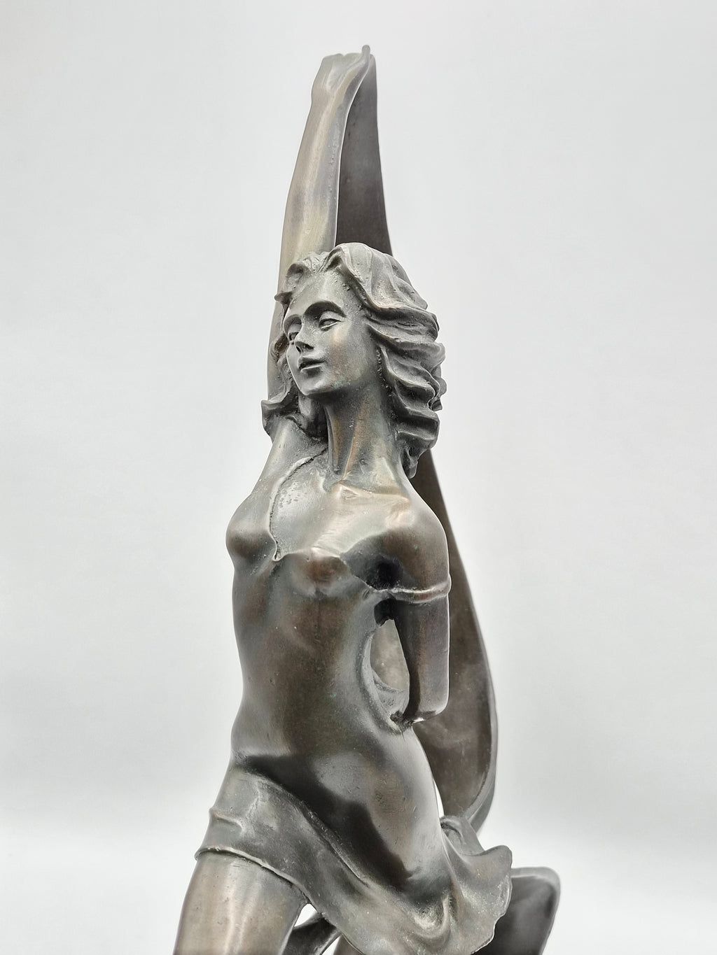 Bronzen Beeld op Zwart Marmer - Dame met Sjaal - 45 cm