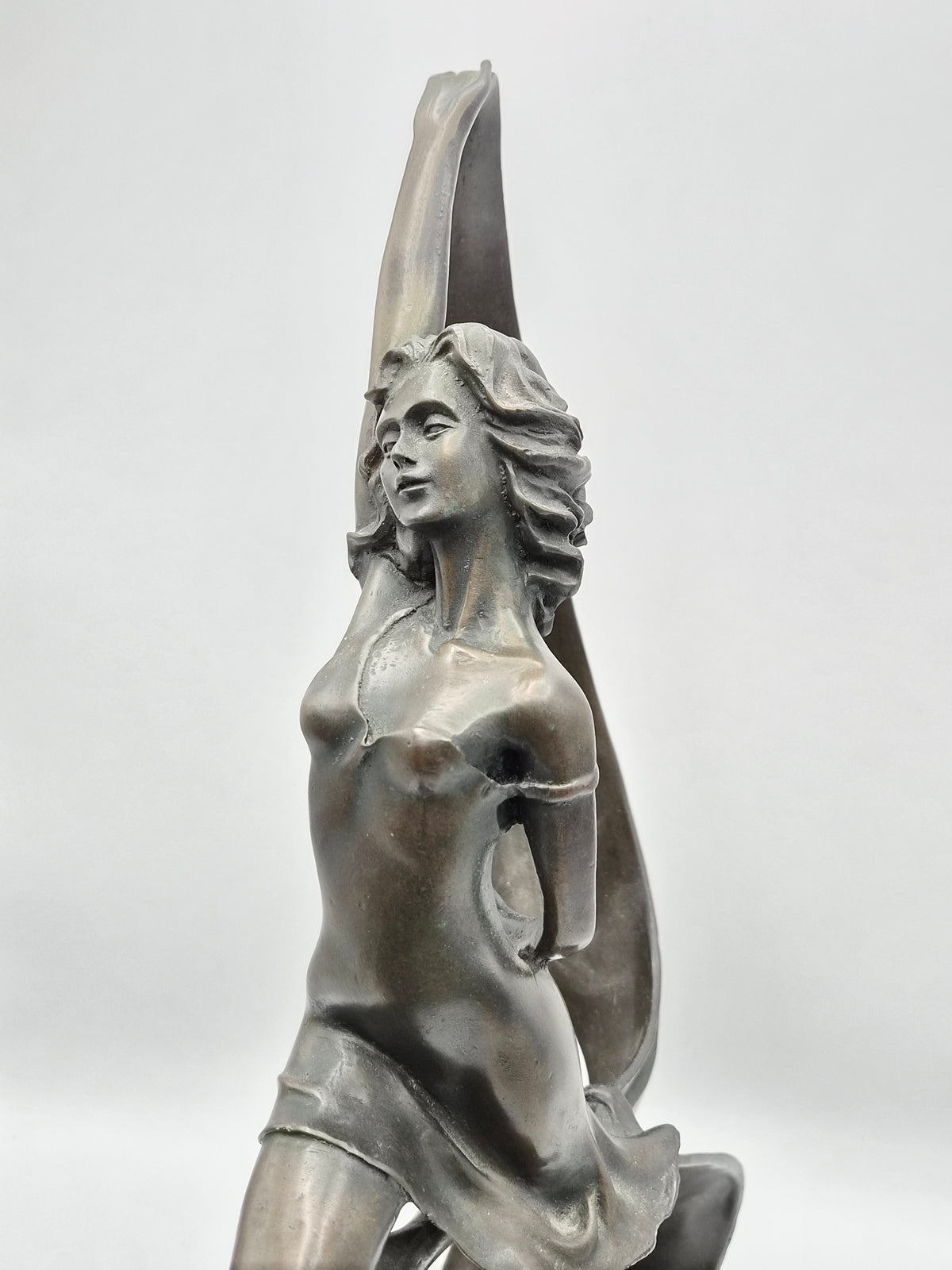 Bronzen Beeld op Zwart Marmer - Dame met Sjaal - 45 cm