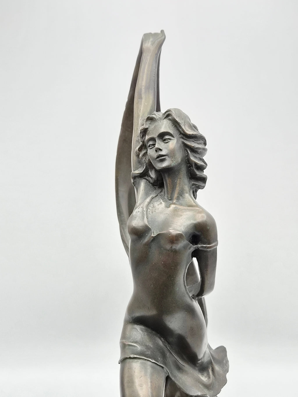 Bronzen Beeld op Zwart Marmer - Dame met Sjaal - 45 cm