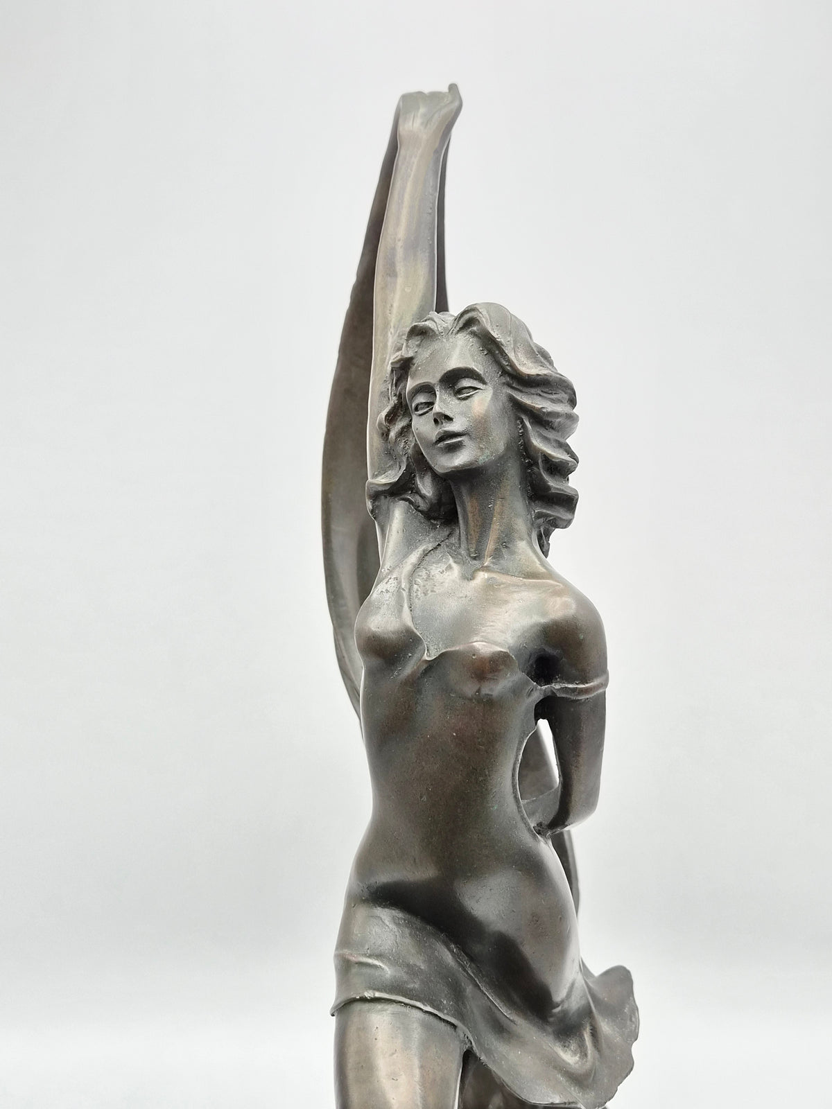Bronzen Beeld op Zwart Marmer - Dame met Sjaal - 45 cm