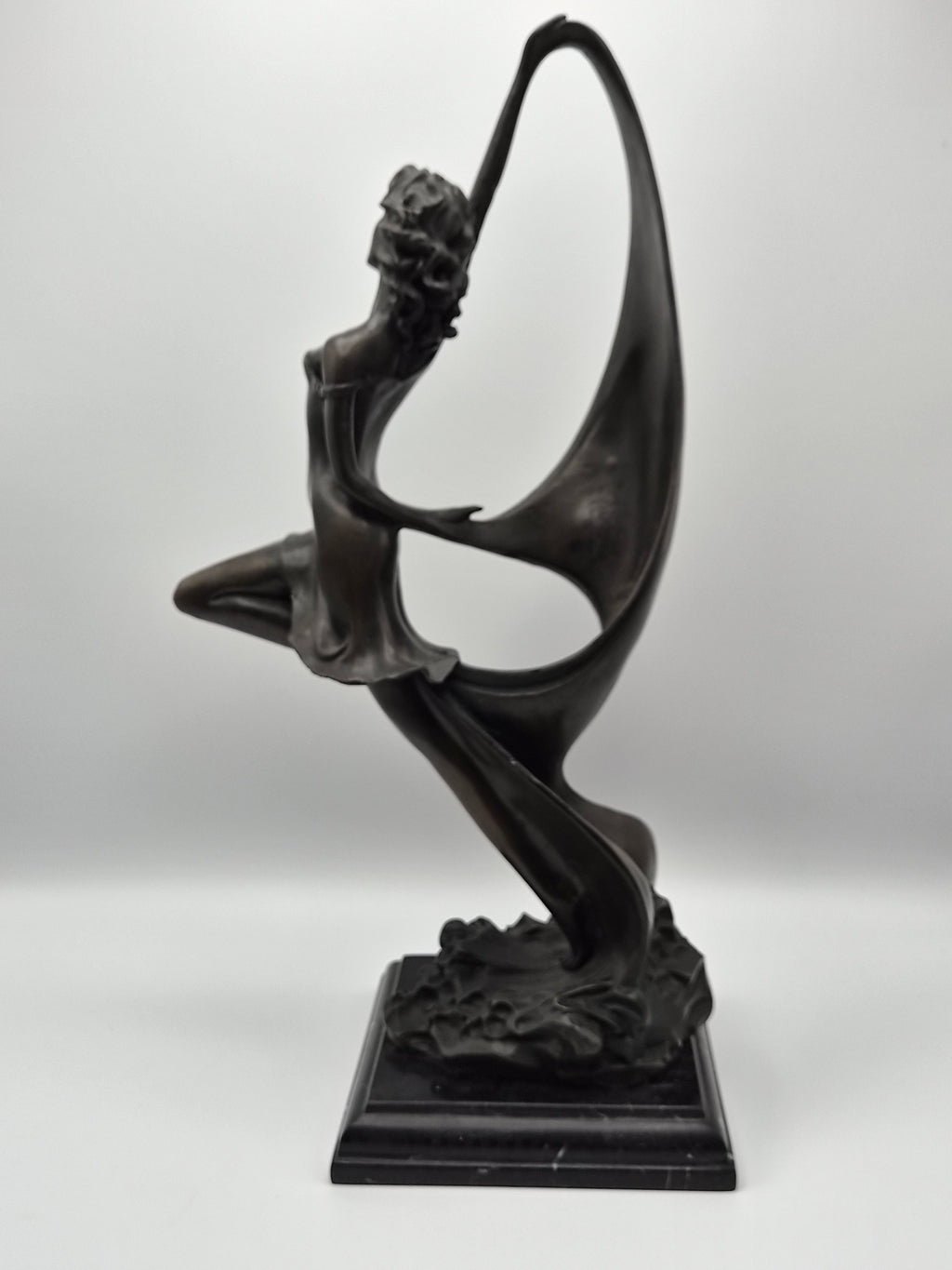 Bronzen Beeld op Zwart Marmer - Dame met Sjaal - 45 cm