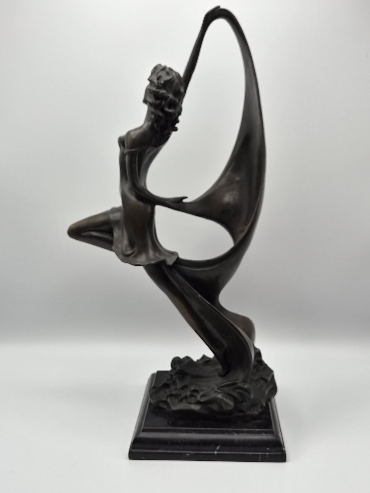 Bronzen Beeld op Zwart Marmer - Dame met Sjaal - 45 cm