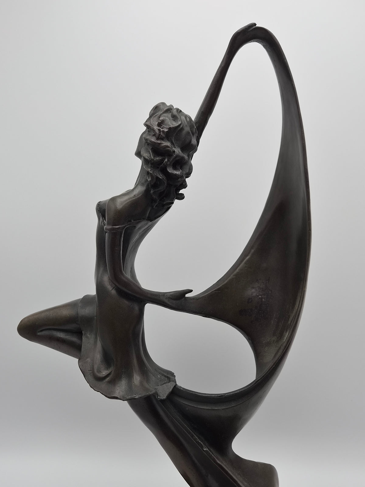 Bronzen Beeld op Zwart Marmer - Dame met Sjaal - 45 cm