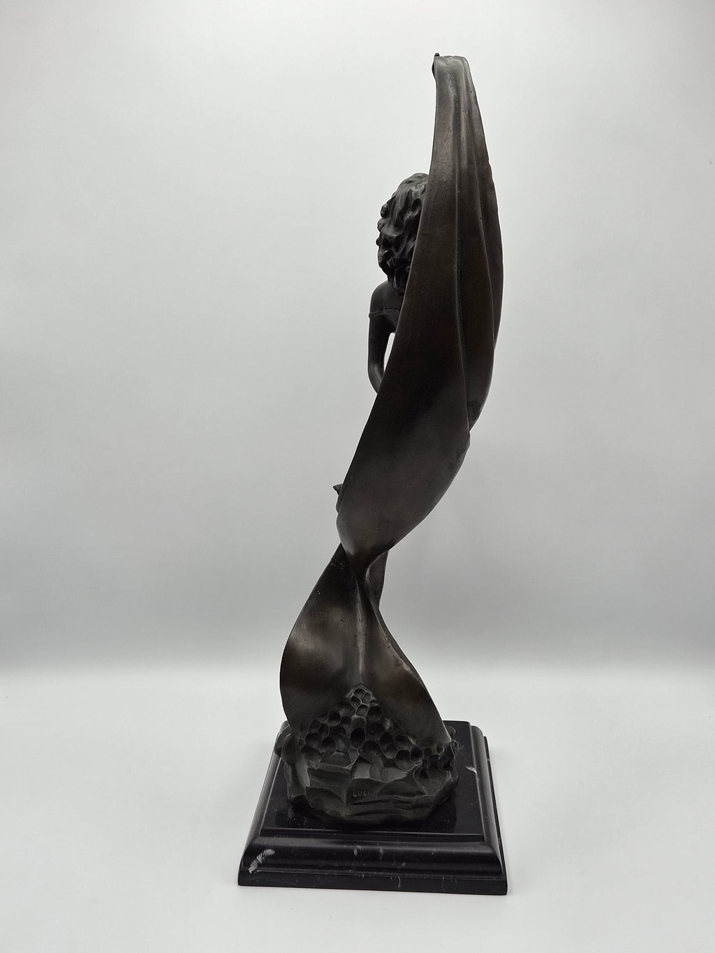 Bronzen Beeld op Zwart Marmer - Dame met Sjaal - 45 cm