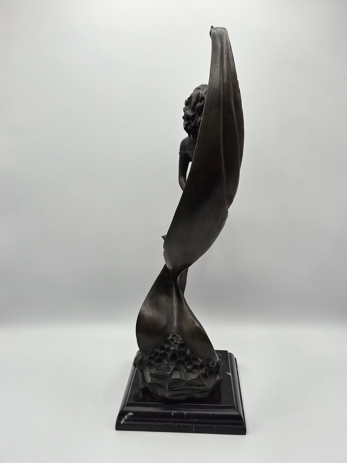 Bronzen Beeld op Zwart Marmer - Dame met Sjaal - 45 cm