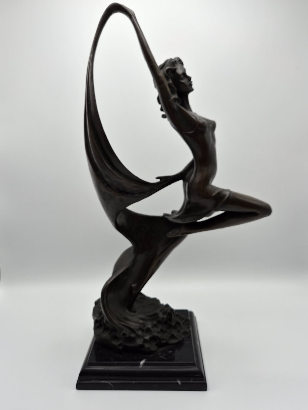 Bronzen Beeld op Zwart Marmer - Dame met Sjaal - 45 cm