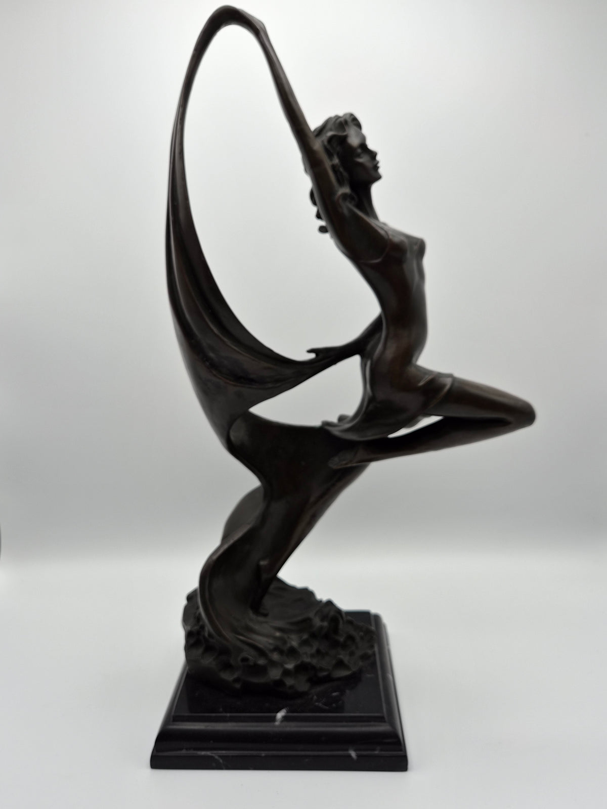 Bronzen Beeld op Zwart Marmer - Dame met Sjaal - 45 cm