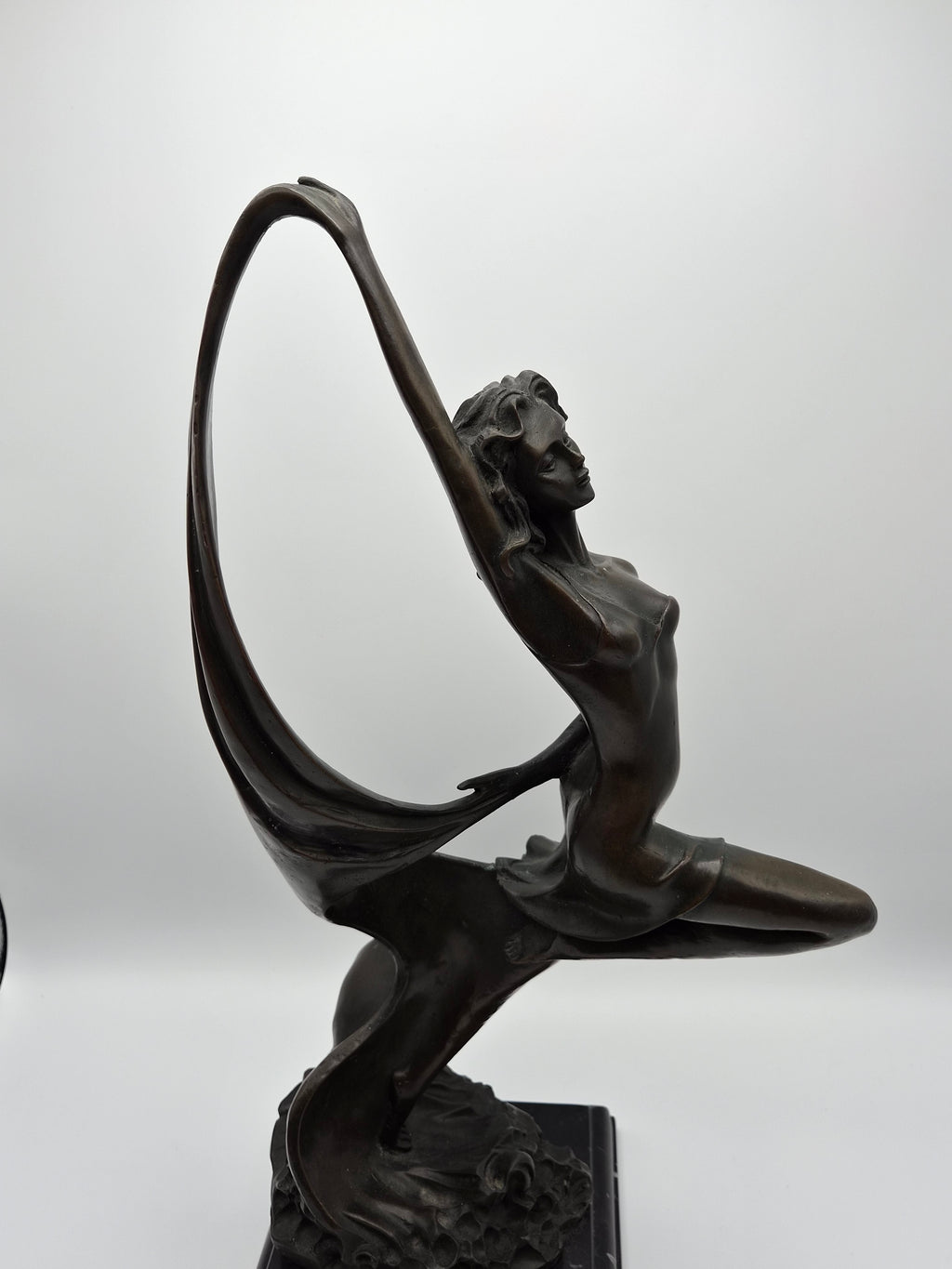 Bronzen Beeld op Zwart Marmer - Dame met Sjaal - 45 cm