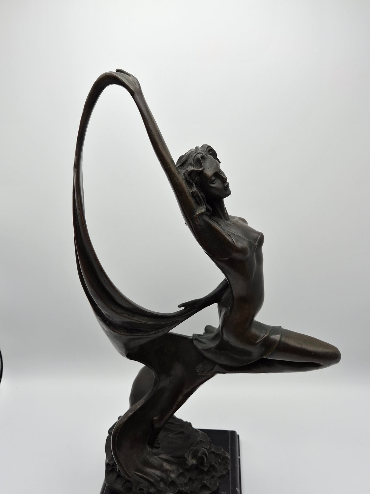 Bronzen Beeld op Zwart Marmer - Dame met Sjaal - 45 cm
