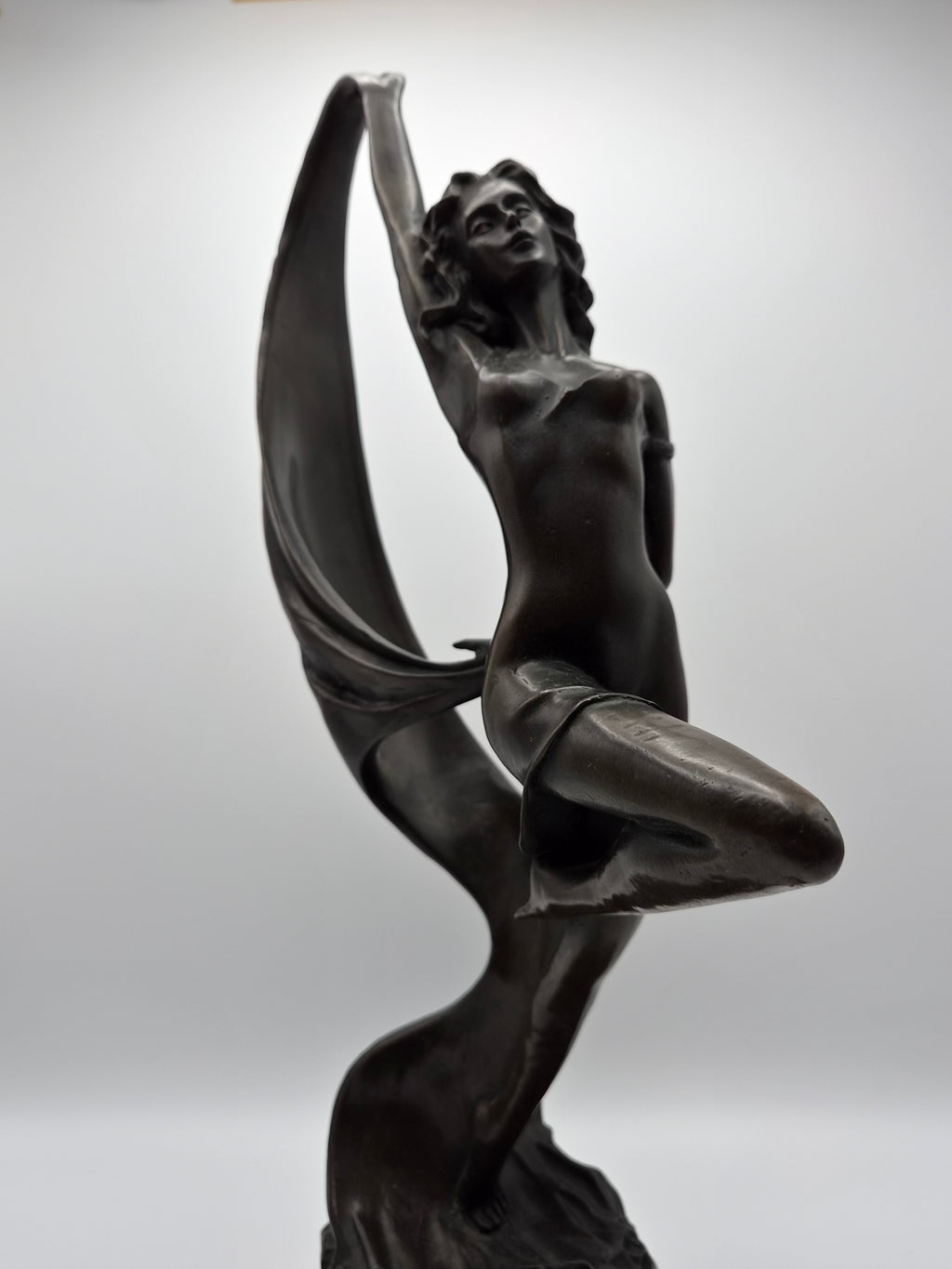 Bronzen Beeld op Zwart Marmer - Dame met Sjaal - 45 cm