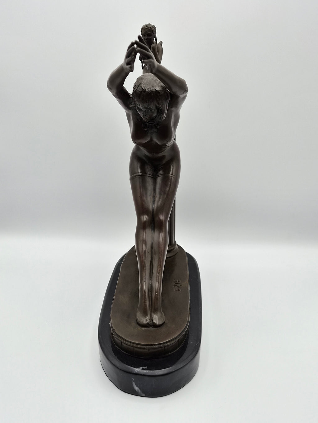 Art Deco Bronzen Beeld  – naar Erté – Dame met Cupido op Marmeren Voet
