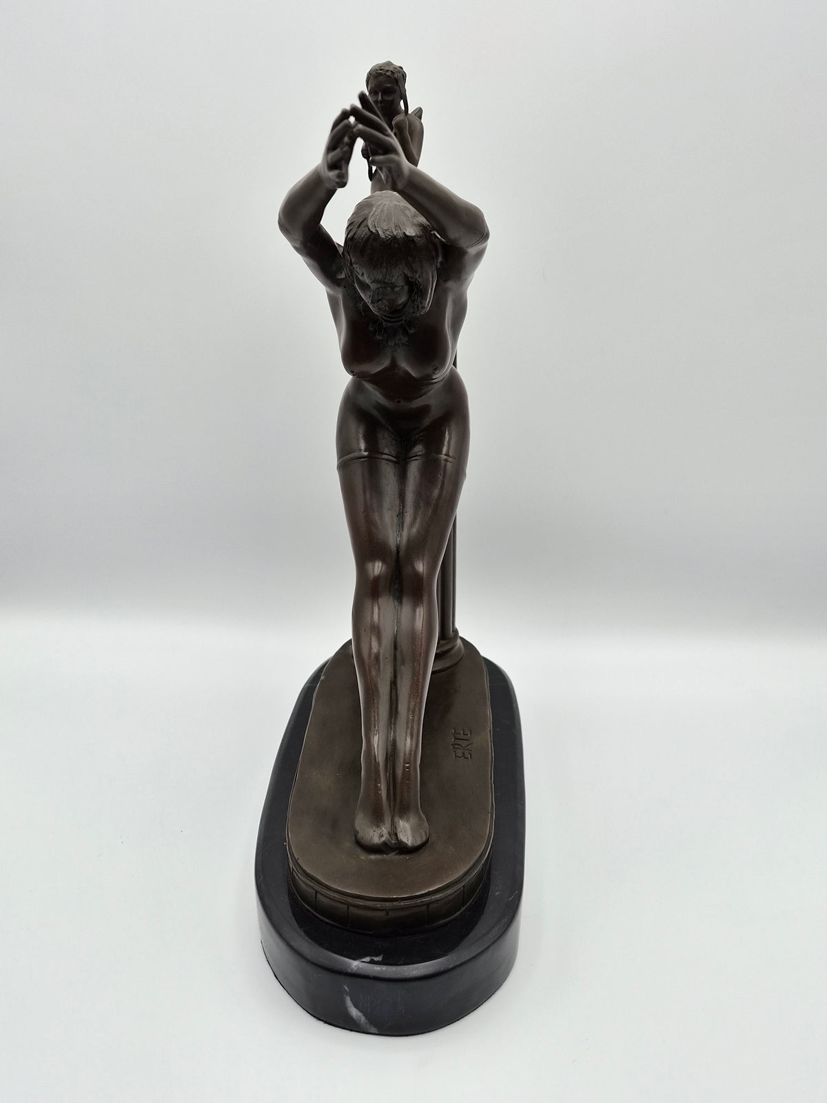 Art Deco Bronzen Beeld  – naar Erté – Dame met Cupido op Marmeren Voet