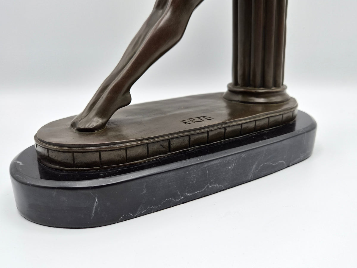Art Deco Bronzen Beeld  – naar Erté – Dame met Cupido op Marmeren Voet