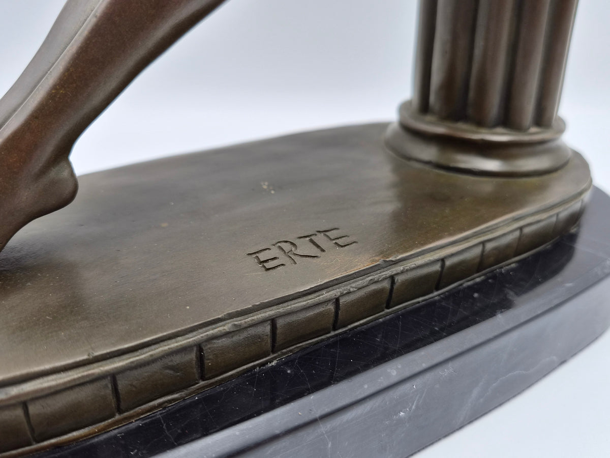 Art Deco Bronzen Beeld  – naar Erté – Dame met Cupido op Marmeren Voet