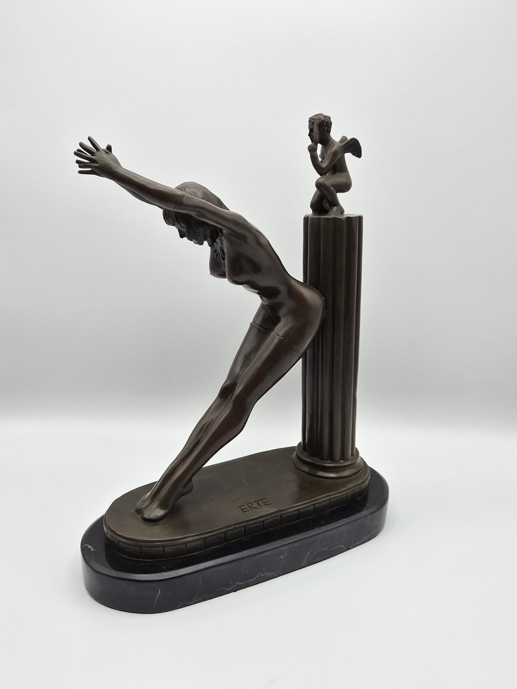 Art Deco Bronzen Beeld  – naar Erté – Dame met Cupido op Marmeren Voet