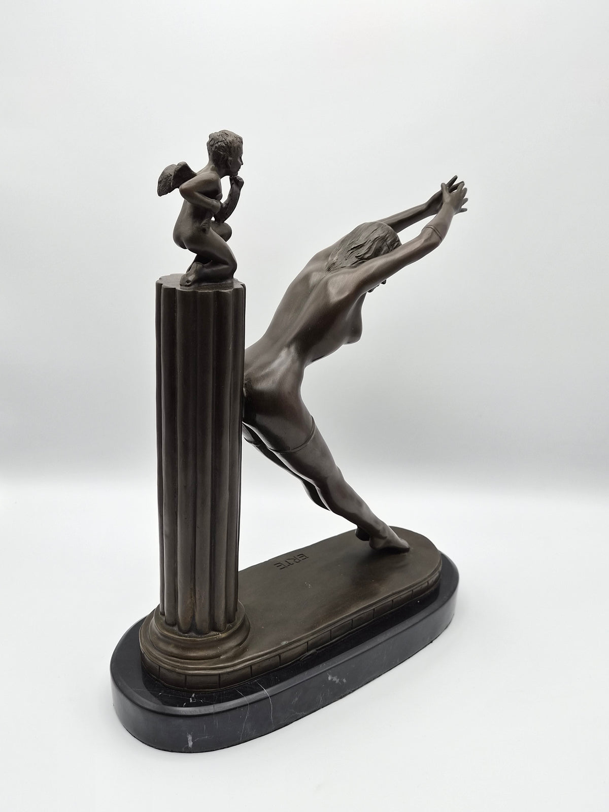 Art Deco Bronzen Beeld  – naar Erté – Dame met Cupido op Marmeren Voet
