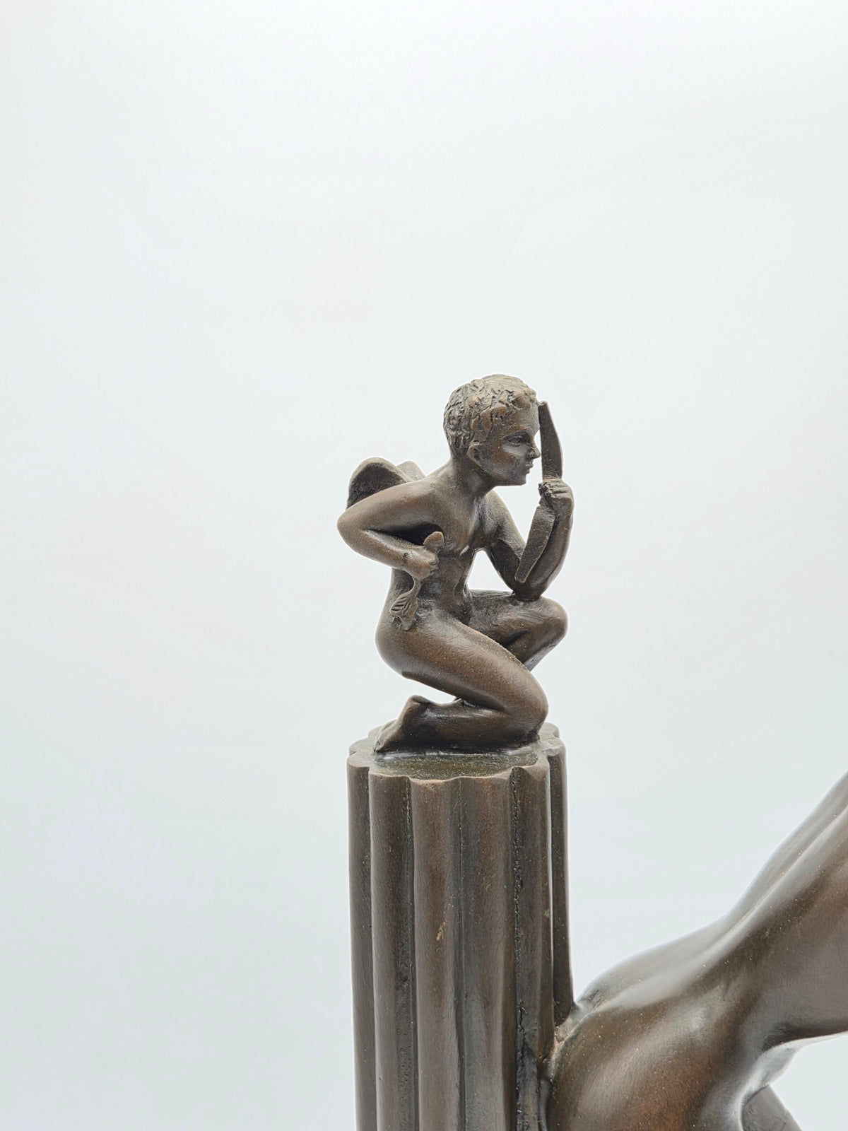 Art Deco Bronzen Beeld  – naar Erté – Dame met Cupido op Marmeren Voet