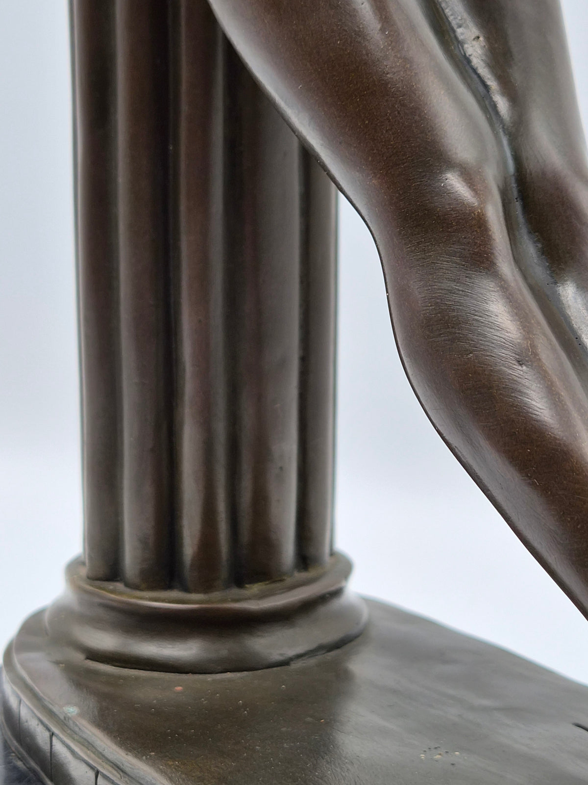 Art Deco Bronzen Beeld  – naar Erté – Dame met Cupido op Marmeren Voet