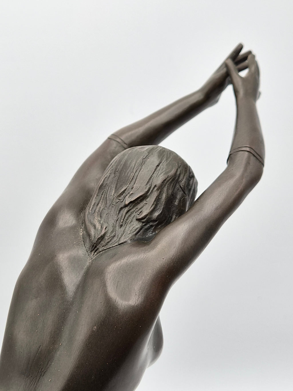Art Deco Bronzen Beeld  – naar Erté – Dame met Cupido op Marmeren Voet