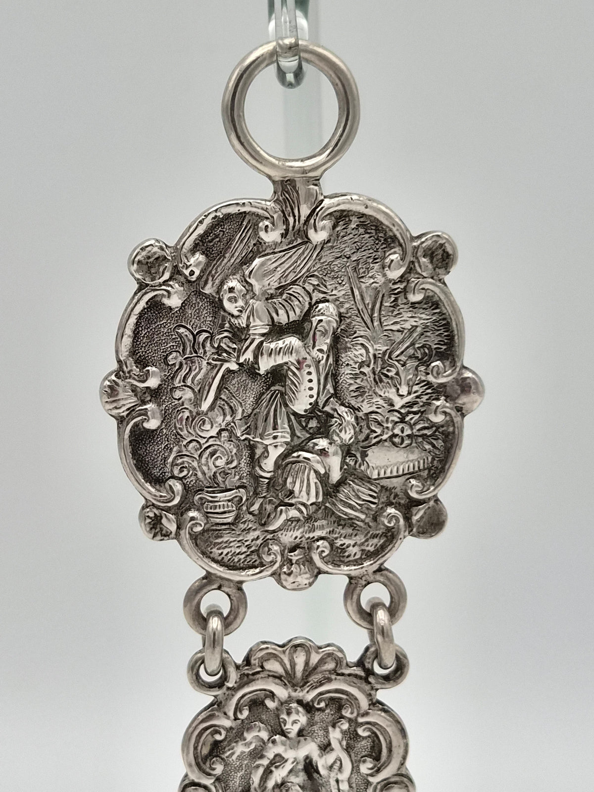 Antieke Zilveren Chatelaine Hanger – Nederlandse Neorococo – Bijbelse Voorstellingen