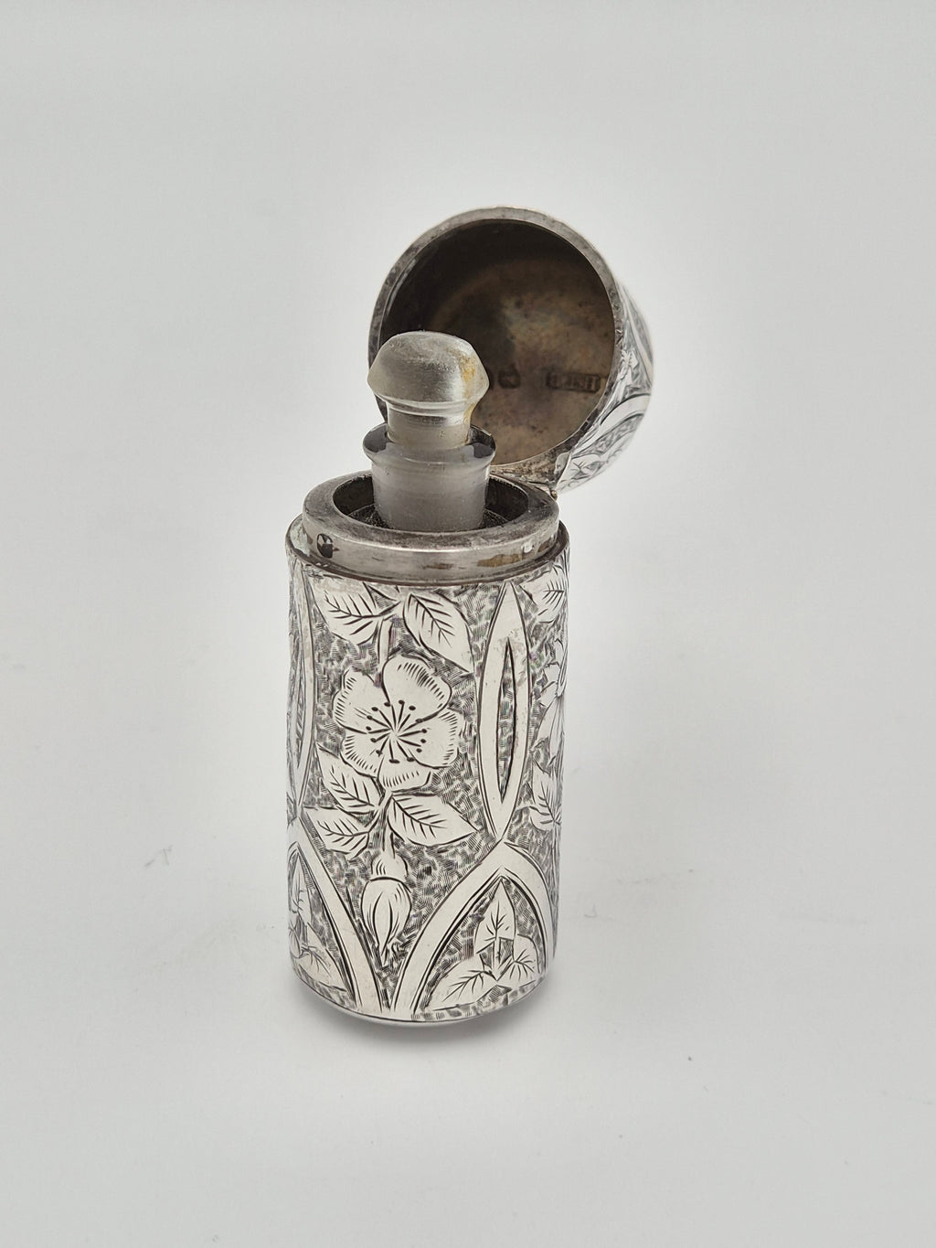 Victoriaans Zilveren Parfumflesje – Floraal Gegraveerd – H.T.B - Sterling