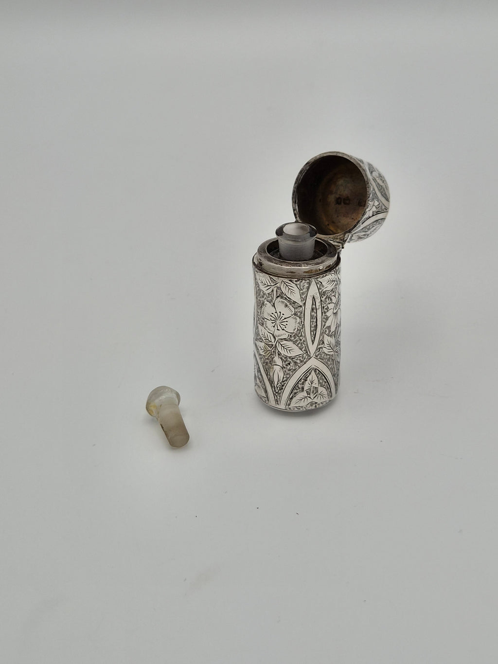 Victoriaans Zilveren Parfumflesje – Floraal Gegraveerd – H.T.B - Sterling