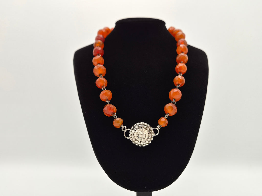 Antieke Carneool Ketting met Zilveren Sluiting – Nederlands Zilver