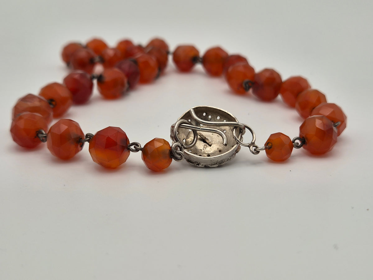 Antieke Carneool Ketting met Zilveren Sluiting – Nederlands Zilver