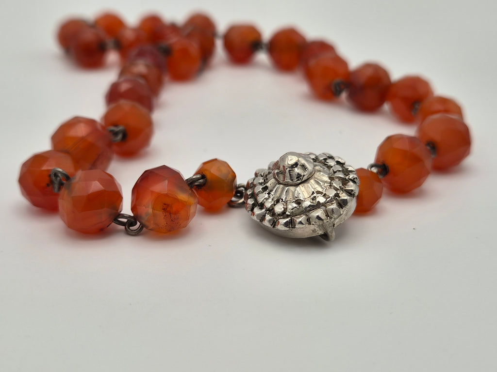 Antieke Carneool Ketting met Zilveren Sluiting – Nederlands Zilver