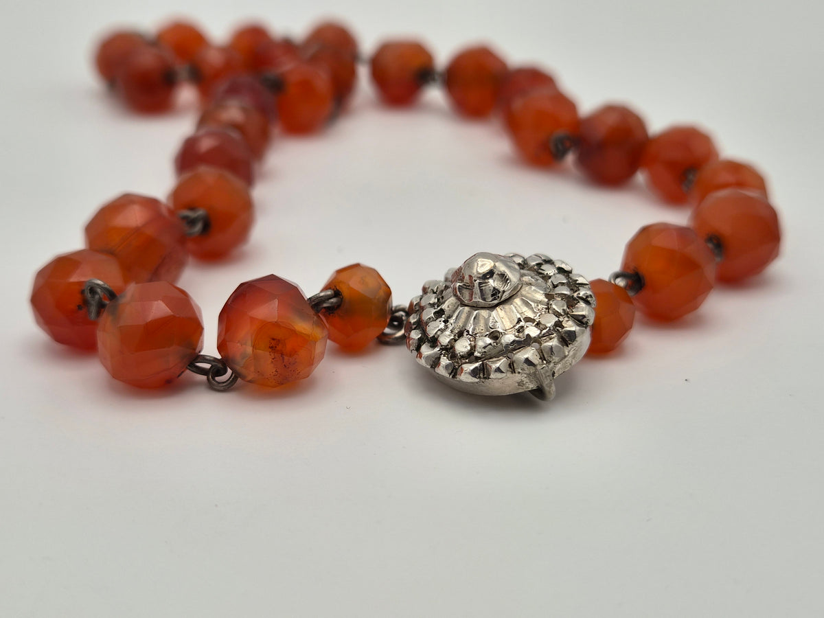 Antieke Carneool Ketting met Zilveren Sluiting – Nederlands Zilver